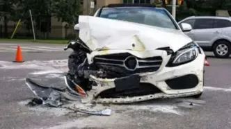 وحشت وسط اتوبان در پی حرکت جنون‌آمیز راننده مرسدس بنز در هوای بارانی +فیلم