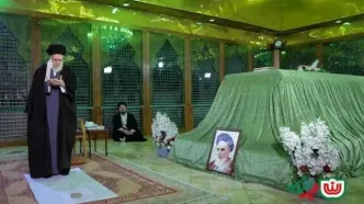 تصویری از حضور رهبر انقلاب بر مزار آیت‌الله هاشمی رفسنجانی + عکس