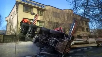 واژگونی جرثقیل به یک مدرسه و ٣ خودرو خسارت زد