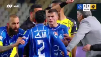 فیلم | درگیری صالح حزدانی و سانچز با جریمه کارت زرد داور روبرو شد