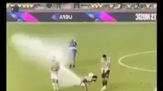 ویدئو: بمب خنده فوتبالی؛ اتفاقاتی که فقط یک بار در زمین می‌بینید!