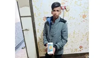 «رکنا» سر قول خرید موبایل برای «الهیار بارانی» فرشته نجات سیل هرمزگان ماند خوشحالی جوان فداکار از هدیه رکنا