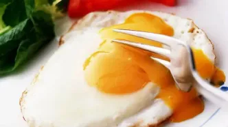 مصرف زرده تخم‌مرغ برای تسکین گلودرد حقیقت دارد؟