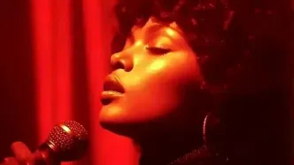 خواننده‌ای مرموز با میلیون‌ها بازدید؛ اما این زن واقعا کیست؟