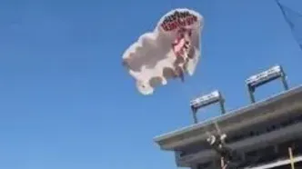 لحظه سقوط چترباز آمریکایی