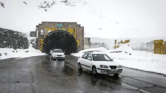 ترافیک سنگین در محورهای منتهی به استان‌های شمالی/ برف و باران در جاده چالوس