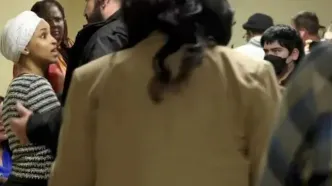 حمله مردی با مایعی بدبو به ایلهان عمر، نماینده مسلمان مجلس نمایندگان آمریکا/ ویدئو