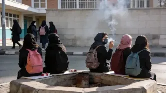 عادی شدن سیگار کشیدن دختران نوجوان جلوی مدرسه