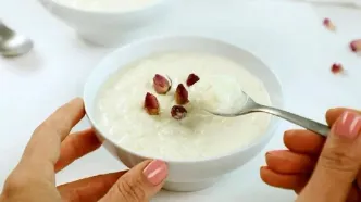 طرز تهیه فرنی با نشاسته و آب؛ دستور سریع و سبک برای افطار و پذیرایی