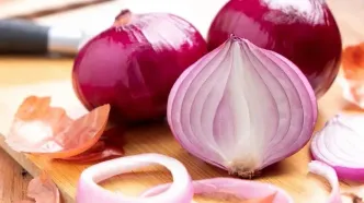 حقیقت قرار دادن پیاز در کف پا / ادعای سم‌زدایی زیر تیغ علم + هشدارهای مهم