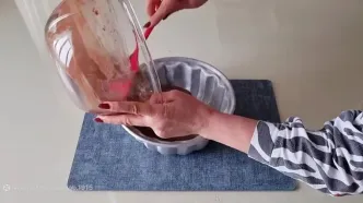 آموزش ویدئویی کیک شکلاتی؛ طرز تهیه با سس خانگی خوش‌عطر