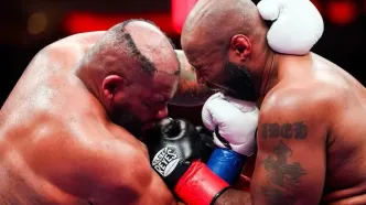 کلاه‌گیس بوکسور مشهور در حین مسابقه جدا شد!