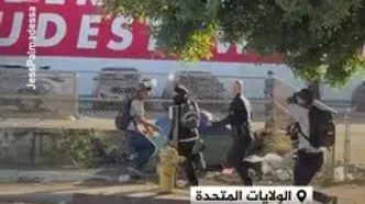 زمین خوردن افسر پلیس در تعقیب معترض جوان در لس‌آنجلس