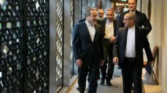 احوال‌پرسی دیپلماتیک عراقچی با ویتکاف و داماد ترامپ در جریان مذاکرات روز گذشته