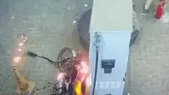 آتش‌سوزی عمدی یک موتورسیکلت در پمپ‌ بنزین