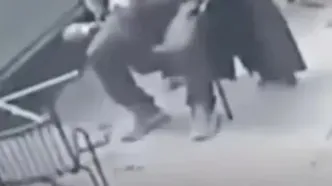 لحظه وحشتناک سقوط شیشه از ارتفاع روی سر مرد جوان