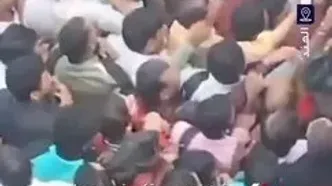 هجوم دیوانه‌وار کارگران برای سوار شدن قطار صبحگاهی