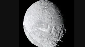 نمایی شگفت‌انگیز از قمر مرموز سیاره زحل / عکس روز ناسا