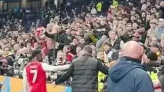 ویدئو: شوکه شدن هوادار آرسنال پس از هدیه ارزشمند بوکایو ساکا