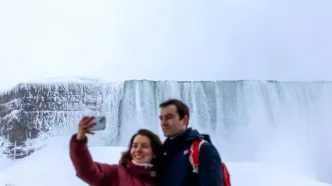 تصاویر؛ آبشار یخ‌زده نیاگارا، گردشگران را مسحور خود کرد