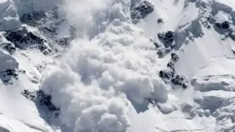 لحظه‌ای ریزش هولناک بهمن  در دل هیمالیا! + فیلم