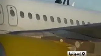 جوانی با بالا رفتن از بدنه هواپیمای ایرباس پرواز را به تأخیر انداخت