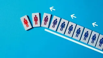 سونامی تعدیل نیرو و مهاجرت کارگران ایرانی به کشورهای همسایه | شقاقی: رانت ارزی بنگاه‌ها را به سمت واردات سوق داد تا تولید