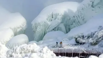 آبشار نیاگارا یخ زد؛ گردشگران ذوق کردند