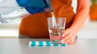 ۶ نشانه پنهان کم‌آبی بدن در زمستان (حتی اگر اصلاً تشنه نیستید!)