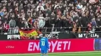 ویدئو: خونسردی امباپه در برابر اشعار نژادپرستانه