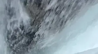 داخل یک آبشار یخ‌زده چه شکلی است؟