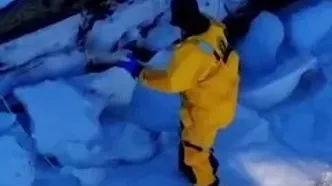 نجات یک قو گرفتار در برکه یخ‌زده