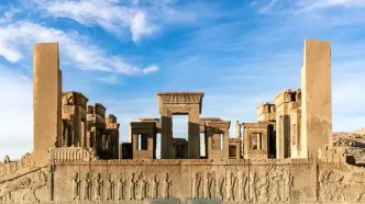 یادگاری‌نویسی این‌بار در دروازه ملل تخت‌جمشید!