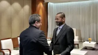 ورود عراقچی و هیئت مذاکره کننده به سفارت عمان در ژنو + ویدیو