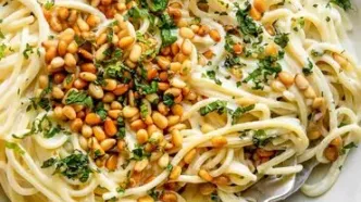 طرز تهیه اسپاگتی با سس ماست و دانه کاج