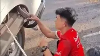 بیرون کشیدن مار کبرای ۳ متری از یک وانت