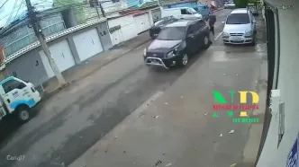 ویدئویی هولناک از اقدام به قتل در خیابان؛ راننده شاسی‌بلند موتورسوار را زیر گرفت