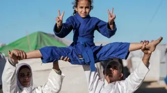 تصاویر؛ مشت‌هایی در سایه‌ آوار