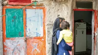 غذایمان سیب زمینی و تخم مرغ است؛ مدت هاست گوشت و مرغ نخورده ایم / از این روستا فقط یک نفر توانسته به دانشگاه برود/ فقر اجازه پیشرفت در زندگی را نمی دهد