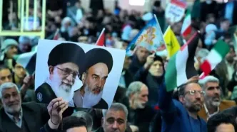 این خانم با لباس ارتشی در راهپیمایی ۲۲ بهمن سوژه عکاس‌ها شد