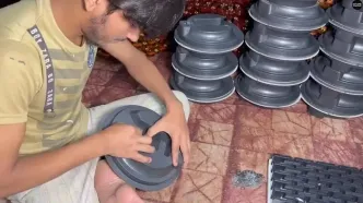 مراحل دیدنی ساخت ساعت دیواری از طریق بازیافت ضایعات پلاستیکی در پاکستان