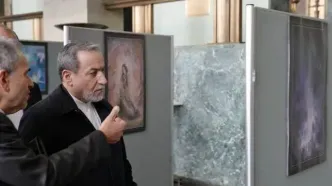 بازدید عراقچی از نمایشگاه آثار محمود فرشچیان در اروپا