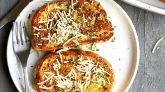 تست فرانسوی خوشمزه با عطر سیر و پنیر پارمسان