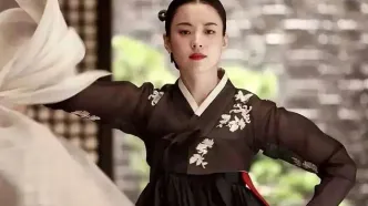 «دونگ‌یی» با لباس خلبانی در کنار هواپیمای جنگنده