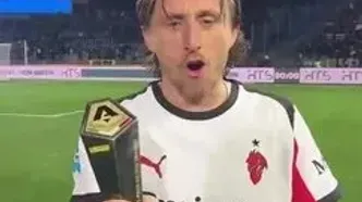 ویدئو: جایزه برترین بازیکن زمین در چنگ مودریچ