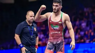 نخودی طلا را بر گردن انداخت