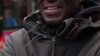 راننده اتوبوس با حباب‌ساز، لبخند به خیابان‌ها می‌آورد