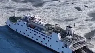 عبور کشتی مسافربری از میان آب‌های یخ‌زده نیویورک