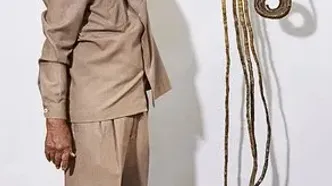 تصویر حیرت‌انگیز صاحب رکورد بلندترین ناخن‌های یک دست در جهان + فیلم