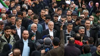 تصاویری از حضور پزشکیان حضور در راهپیمایی پرشکوه 22 بهمن